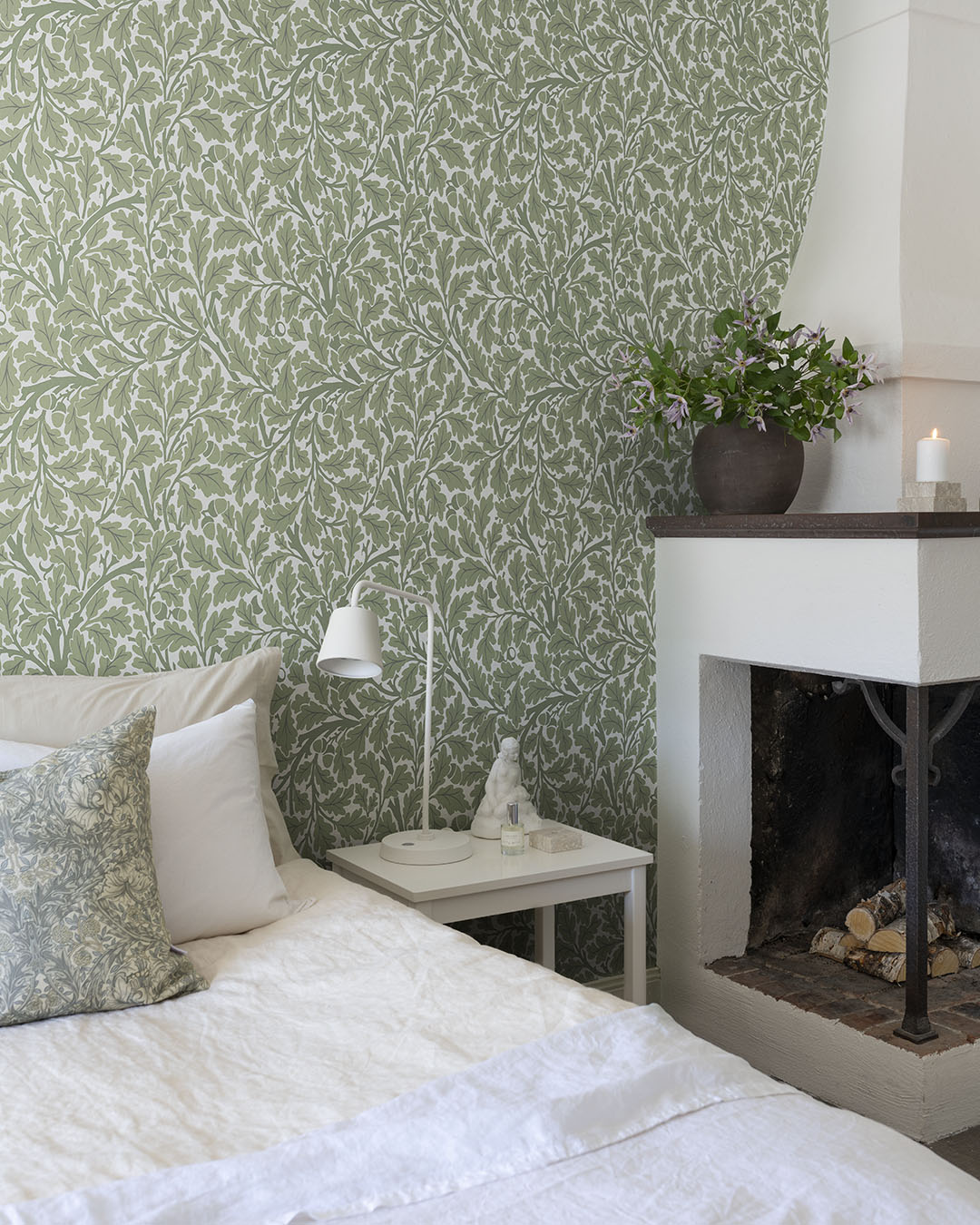 82028 - Oak Tree Wallpaper - White / Green - Midbec