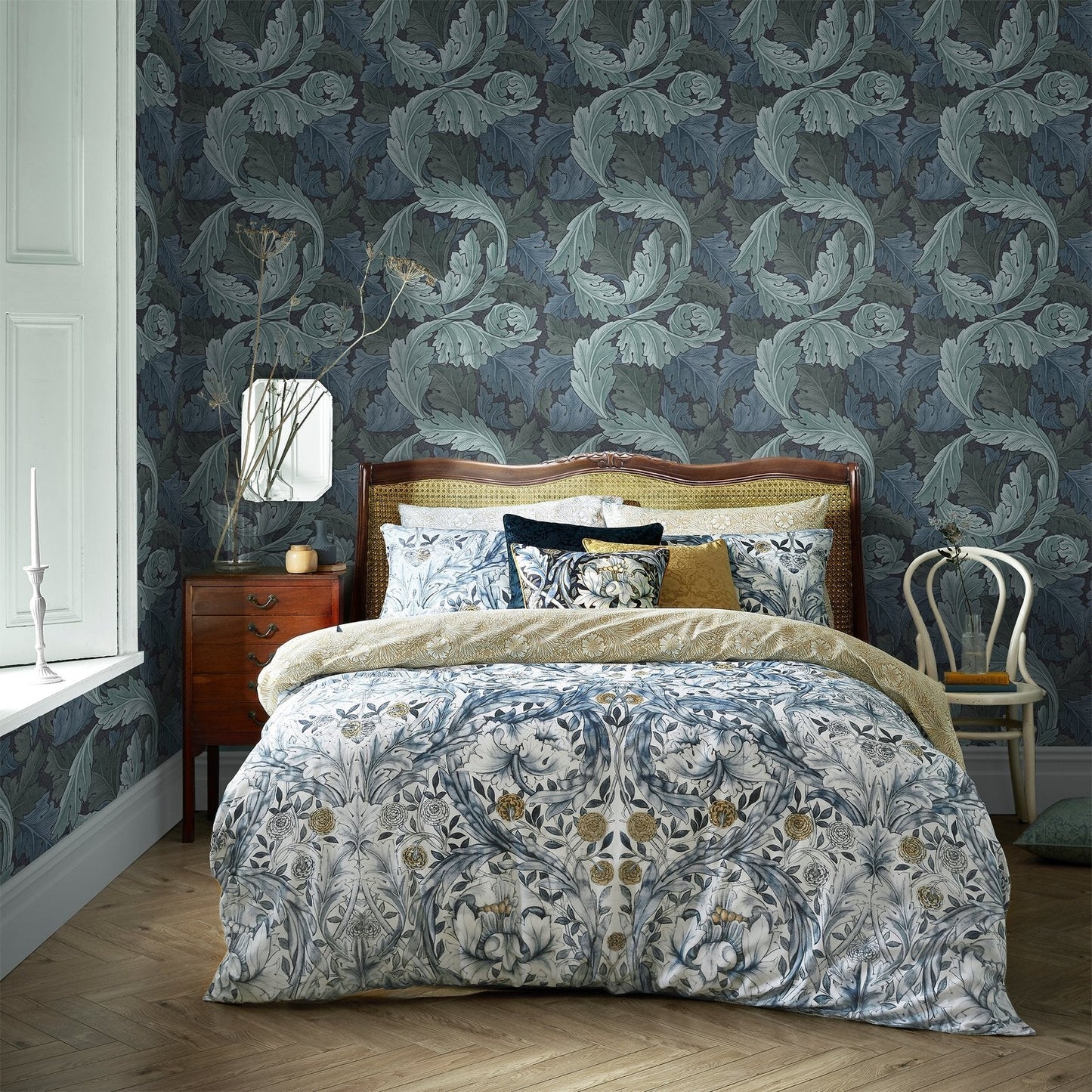 Acanthus Wallpaper - Blue - 124225 - William Morris AH