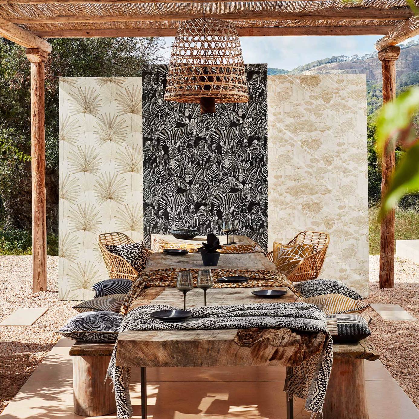 Nirmala Wallpaper - Jet/Chalk - HMIW112242 - Harlequin