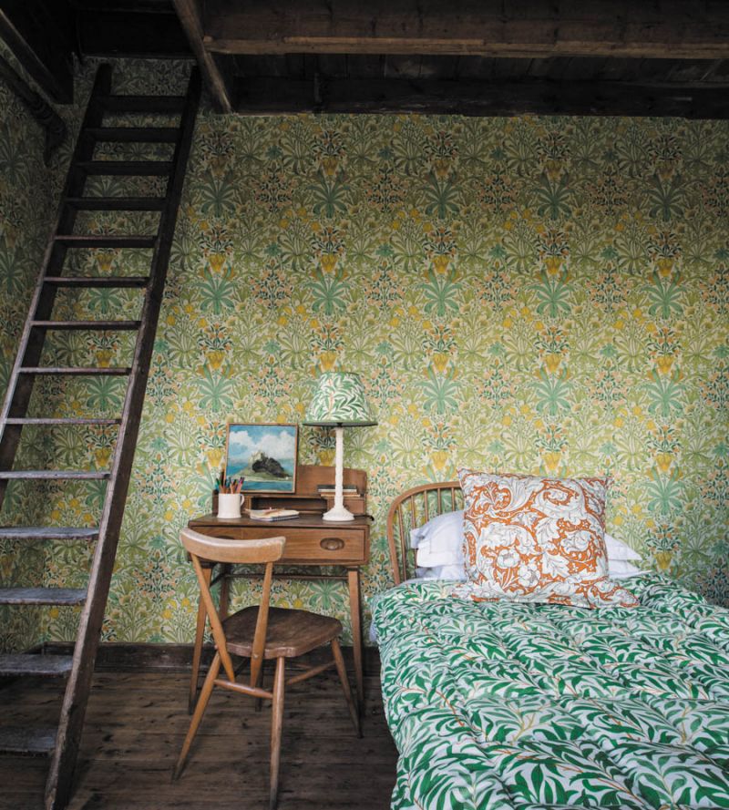Woodland Weeds Wallpaper - Sap Green - 217100 - Morris & Co